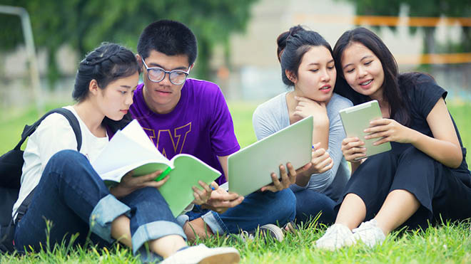 UW students reading in the UW Quad
